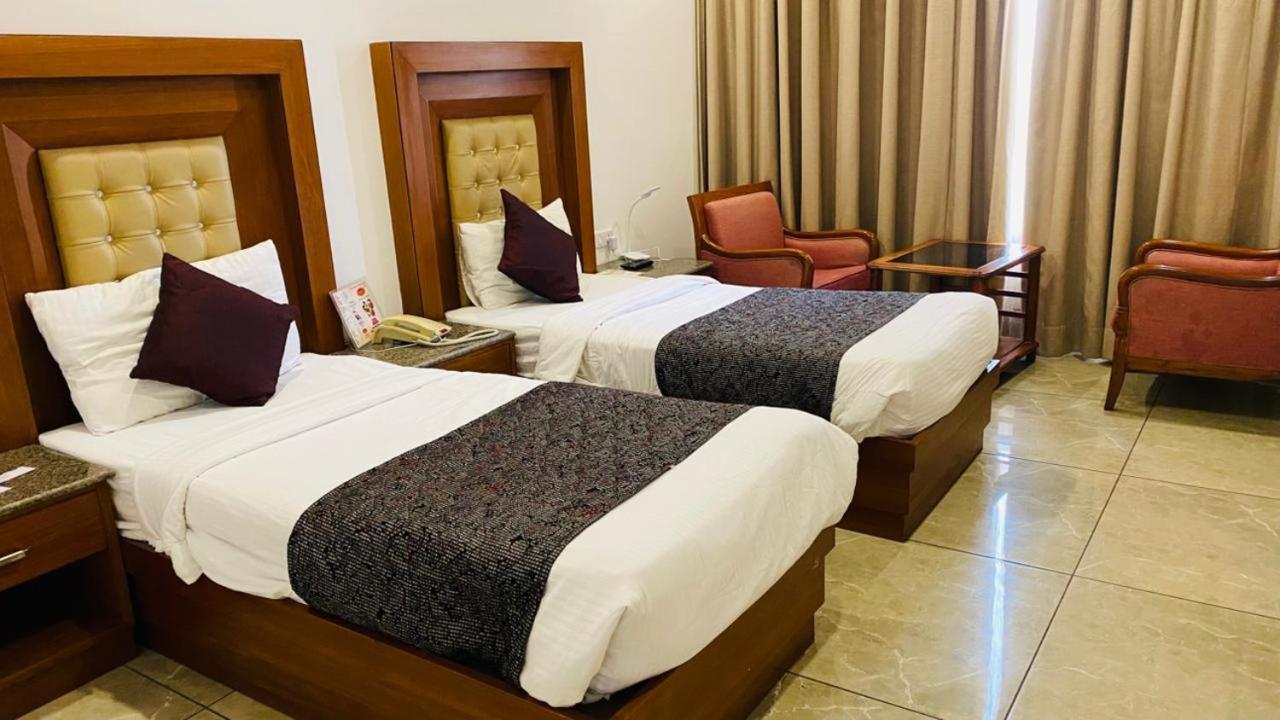 Grand Hotel Nawanshahr Nawashahr ภายนอก รูปภาพ