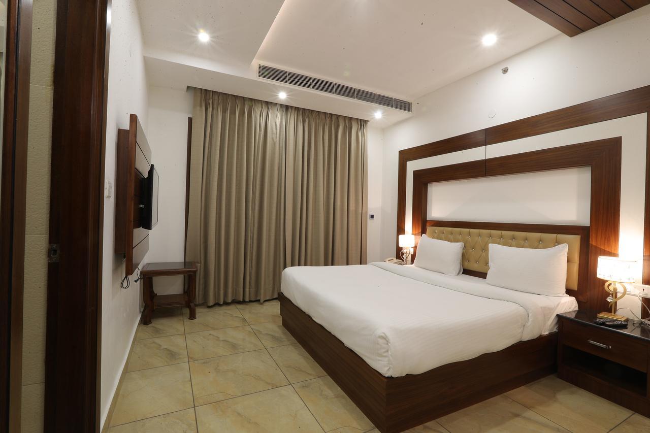 Grand Hotel Nawanshahr Nawashahr ภายนอก รูปภาพ