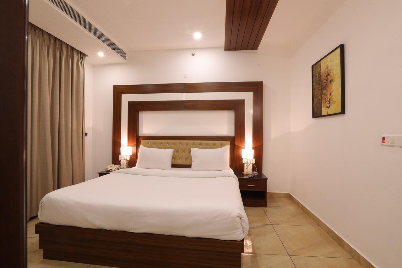 Grand Hotel Nawanshahr Nawashahr ภายนอก รูปภาพ