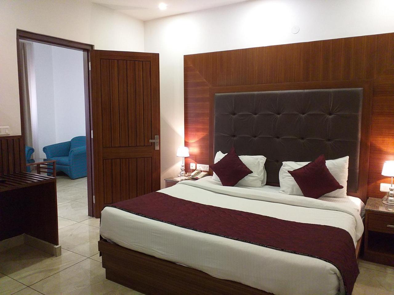 Grand Hotel Nawanshahr Nawashahr ภายนอก รูปภาพ