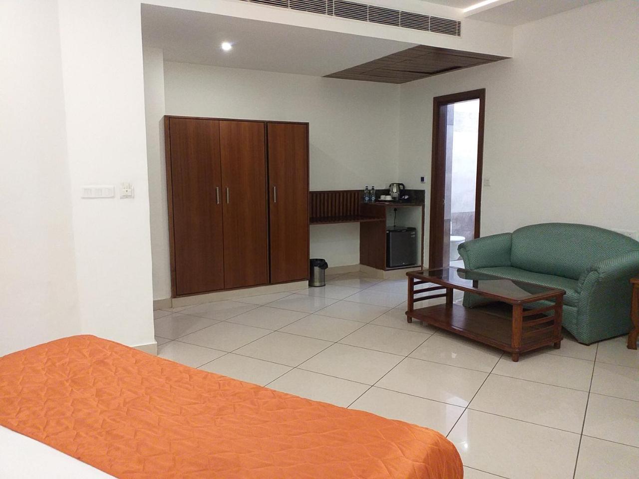 Grand Hotel Nawanshahr Nawashahr ภายนอก รูปภาพ